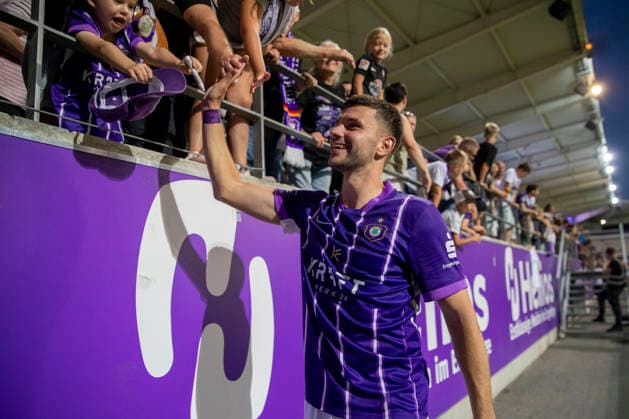 GER, Aue, Fussball, Regionalliga Nordost, 3. Spieltag, FC Erzgebirge Aue vs. BFC Dynamo im Bild v.l.: Stylianos Kokovas (FC Erzgebirge Aue 29), jubelt mit Fans nach Abpfiff 06.08.2026, EINS Erzgebirgsstadion Aue DFB REGULATIONS PROHIBIT ANY USE OF PHOTOGRAPHS AS IMAGE SEQUENCES AND OR QUASI-VIDEO, *** GER, Aue, Soccer, Northeast Regional League, Matchday 3, FC Erzgebirge Aue vs. BFC Dynamo (pictured, from left): Stylianos Kokovas (FC Erzgebirge Aue, No. 29) celebrates with fans after the final whistle on August 6, 2026, EINS Erzgebirgsstadion Aue DFB REGULATIONS PROHIBIT ANY USE OF PHOTOGRAPHS AS IMAGE SEQUENCES AND OR QUASI-VIDEO, Copyright: HMBxMedia PaulxFritz