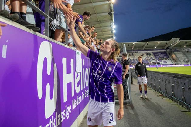 GER, Aue, Fussball, Regionalliga Nordost, 3. Spieltag, FC Erzgebirge Aue vs. BFC Dynamo im Bild v.l.: Devin Angleberger (FC Erzgebirge Aue 03), jubelt mit Fans nach Abpfiff 06.08.2026, EINS Erzgebirgsstadion Aue DFB REGULATIONS PROHIBIT ANY USE OF PHOTOGRAPHS AS IMAGE SEQUENCES AND OR QUASI-VIDEO, *** GER, Aue, Soccer, Northeast Regional League, Matchday 3, FC Erzgebirge Aue vs. BFC Dynamo (pictured, from left: Devin Angleberger of FC Erzgebirge Aue 03) celebrates with fans after the final whistle on August 6, 2026, EINS Erzgebirgsstadion Aue. DFB regulations prohibit any use of photographs as image sequences and or quasi-video, Copyright: HMBxMedia PaulxFritz