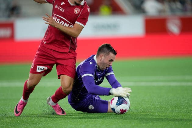 Thun, Switzerland - August 06: Valmir Matoshi (78 THU) against goalkeeper Aron Snaer Fridriksson (29 Vikingur R.) during the UEFA Europa League Qualification match between FC Thun and Vikingur Reykjavik at VISANA Stadion on August 06, 2026 in Thun, Switzerland.  Copyright: xKjetilxWaberx xSPPx Sportspressphoto_SPR201571