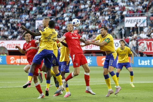 ENSCHEDE - (lr) Samsindin Ouro of DAC 1904, Wout Weghorst of FC Twente, Taras Kacharaba of DAC 1904 during the UEFA Conference League 3rd qualifying round match between FC Twente and DAC 1904 at Stadion De Grolsch Veste on 6 August 2026 in Enschede, the Netherlands. VINCENT JANNINK ANP netherlands out - belgium out Enschede xVIxxIVx 564994841 originalFilename: 0863491645st.jpg