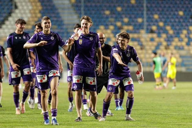 SOCCER - UEFA ECL, Beitar vs A.Wien PLOIESTI,ROMANIA,06.AUG.26 - SOCCER - UEFA Conference League, qualification, Beitar Jerusalem vs FK Austria Wien. Image shows the rejoicing of Vasilije Markovic, Philipp Maybach and Matteo Schablas (A.Wien).  GEPAxpictures xArminxRauthner
