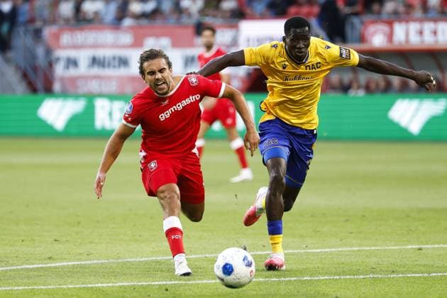 ENSCHEDE - (lr) Bart van Rooij of FC Twente, Julien Eymard Bationo of DAC 1904 during the UEFA Conference League 3rd qualifying round match between FC Twente and DAC 1904 at Stadion De Grolsch Veste on 6 August 2026 in Enschede, the Netherlands. VINCENT JANNINK ANP netherlands out - belgium out Enschede xVIxxIVx 564996166 originalFilename: 0863493401st.jpg