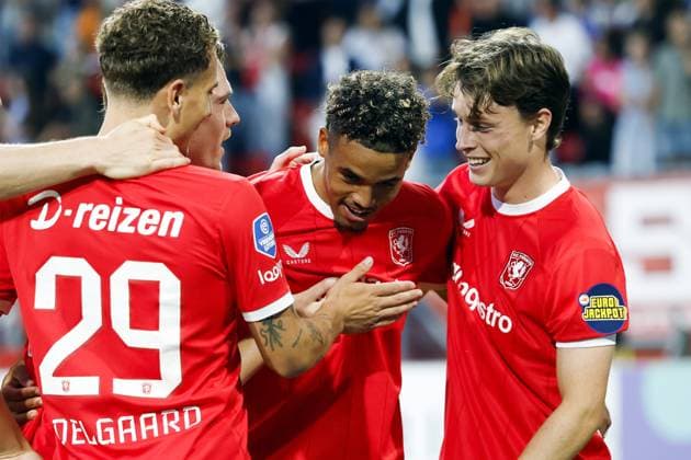 ENSCHEDE - (l-r) Aske Adelgaard of FC Twente, Daouda Weidmann of FC Twente celebrate 3-0 during the UEFA Conference League 3rd qualifying round match between FC Twente and DAC 1904 at Stadion De Grolsch Veste on August 6, 2026 in Enschede, Netherlands. VINCENT JANNINK ANP netherlands out - belgium out Enschede xVIxxIVx 564998175 originalFilename: 0863496037st.jpg