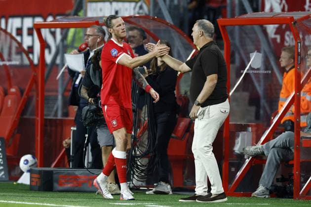 ENSCHEDE - (lr) Wout Weghorst of FC Twente, FC Twente coach John van den Brom during the UEFA Conference League 3rd qualifying round match between FC Twente and DAC 1904 at Stadion De Grolsch Veste on 6 August 2026 in Enschede, the Netherlands. VINCENT JANNINK ANP netherlands out - belgium out Enschede xVIxxIVx 564999259 originalFilename: 0863497513st.jpg