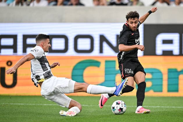 Hradec Kralove v Besiktas - UEFA Europa League HRADEC KRALOVE, CZECH REPUBLIC - AUGUST 6: Jakub Uhrincat of Hradec Kralove (L) in action against Ilhan Fakili of Besiktas (R) during the UEFA Europa League third qualifying round match between FC Hracek Kralove and Besiktas JK at FINEP Arena in Hradec Kralove, Czech Republic on August 6, 2026. Lukas Kabon Anadolu Hradec Kralove Czech Republic. Editorial use only. Please get in touch for any other usage.  Copyright: x2026xAnadoluxLukasxKabonx