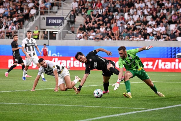 Hradec Kralove v Besiktas - UEFA Europa League HRADEC KRALOVE, CZECH REPUBLIC - AUGUST 6: Hyeongyu Oh of Besiktas (C) in action against Adam Zadrazil of Hradec Kralove (R) during the UEFA Europa League third qualifying round match between FC Hracek Kralove and Besiktas JK at FINEP Arena in Hradec Kralove, Czech Republic on August 6, 2026. Lukas Kabon Anadolu Hradec Kralove Czech Republic. Editorial use only. Please get in touch for any other usage.  Copyright: x2026xAnadoluxLukasxKabonx