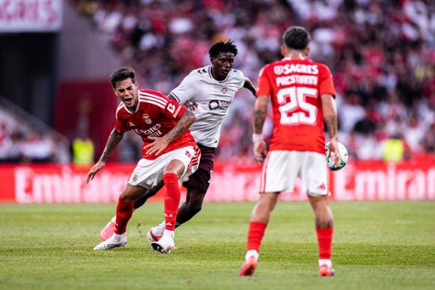 August 6, 2026, Lisboa, Lisboa, Portugal: Enzo Barrenechea of SL Benfica is tackled during the first leg of the UEFA Europa League Qualifier match between SL Benfica and Hearts of Midlothian F.C. at Estadio da Luz in Lisboa on August 06, 2026 SL Benfica X Hearts Of Midlothian F.C. - UEFA Europa League Qualifier  - ZUMAg283 20260806_zsp_g283_017 Copyright: xJoaoxGregoriox