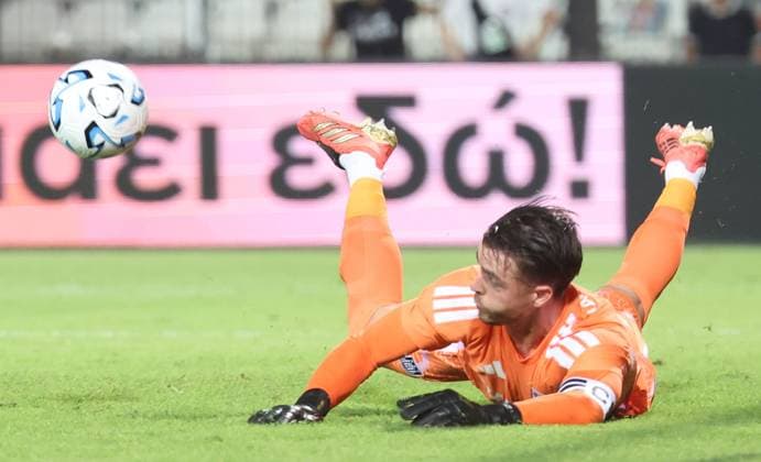 Anderlecht s goalkeeper Colin Coosemans stops the penalty during a game between Belgian first division soccer team RSC Anderlecht and Greek club Paok, in Thessaloniki, Greece, on Thursday 06 August 2026. This is the first leg of a third qualifying round of the UEFA Europa League competition. VIRGINIExLEFOUR  x182860542x