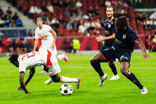 SOCCER - UEFA EL, RBS vs Pafos SALZBURG,AUSTRIA,06.AUG.26 - SOCCER - UEFA Europa League, qualification, Red Bull Salzburg vs Pafos FC. Image shows Edmund Baidoo (RBS) and Alexandre Brito (Pafos).  GEPAxpictures xJulioxArellano