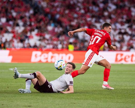 Heorhiy Sudakov of SL Benfica and Blair Spittal of Hearts during the Europa League qualifying match between SL Benfica and Hearts at Estadio da Luz, in Lisbon, Portugal. (Diogo Sautchuk) Copyright: xDiogoxSautchukx