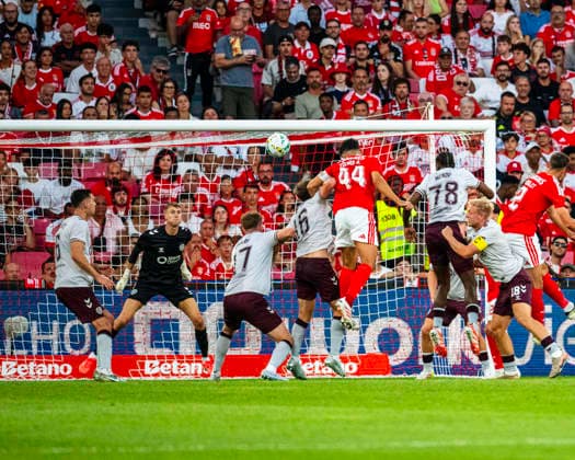 Sport Bilder des Tages August 6, 2026, Lisbon, Lisbon, Portugal: Tomas Araujo of SL Benfica takes a shot on goal during UEFA Europa League-Third Qualifying RoundÃ¢â‚¬First Leg, match between SL Benfica and Hearts at Luz Stadium, Lisbon, Portugal, on August 6th, 2026. Lisbon Portugal - ZUMAr200 20260806_zsp_r200_022 Copyright: xNunoxReisinhox