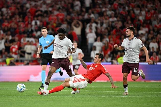 Pierre Landry Kabore of Heart of Midlothian and Enzo Barrenechea of Benfica Benfica v Hearts, UEFA Europa League, 3rd Qualifying Round, Football, Estadio da Luz, Lisbon, Portugal - 06 Aug 2026Lisbon Estadio da Luz Scotland Portugal  Copyright: xZedxJameson Shutterstockx 17050166bv