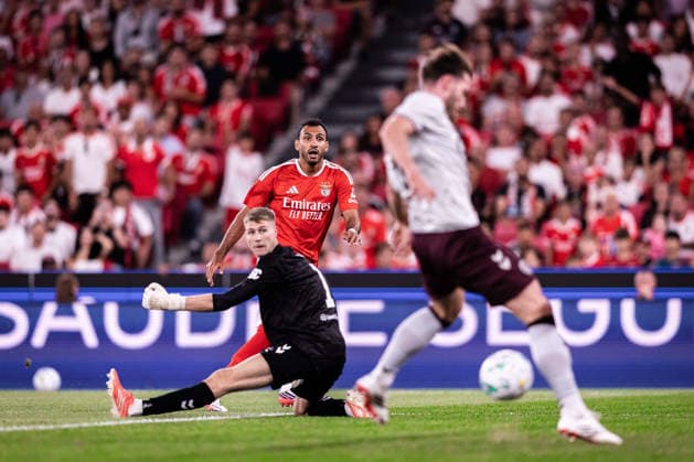 August 6, 2026, Lisboa, Lisboa, Portugal: Evangelos Pavlidis of SL Benfica shoots the ball in during the first leg of the UEFA Europa League Qualifier match between SL Benfica and Hearts of Midlothian F.C. at Estadio da Luz in Lisboa on August 06, 2026 Lisboa Portugal - ZUMAg283 20260806_zsp_g283_047 Copyright: xJoaoxGregoriox