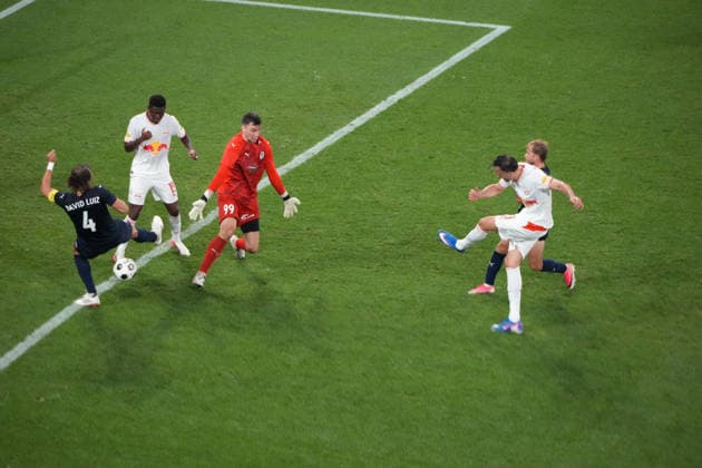 Fussball: Österreich: UEFA Europa League Qualifikation 2026 2027 - 3. Runde, 06.08.2026 - FC Red Bull Salzburg (RB, Österreich) vs. Pafos FC (Zypern) - Red Bull Arena (Wals-Siezenheim, Österreich); Haris Tabakovic (FC Red Bull Salzburg) mit dem Schuss zum 1:0 - Tor *** Soccer Austria UEFA Europa League Qualifying 2026–2027, Round 3, August 6, 2026, FC Red Bull Salzburg (RB), Austria vs. Pafos FC, Cyprus, Red Bull Arena, Wals-Siezenheim, Austria; Haris Tabakovic of FC Red Bull Salzburg scores the 1–0 goal Copyright: xLukasxBierederx