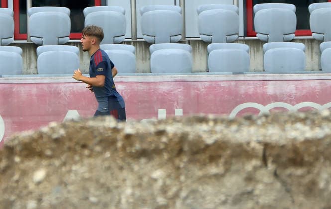 06.08.2026, FC Bayern Muenchen, Training, Saebenerstrasse Muenchen , Fussball, im Bild: Lennart Karl (FC Bayern Muenchen) joggt *** August 6, 2026, FC Bayern Munich, Training, Säbenerstrasse, Munich, Soccer, Sports, Pictured: Lennart Karl of FC Bayern Munich jogging