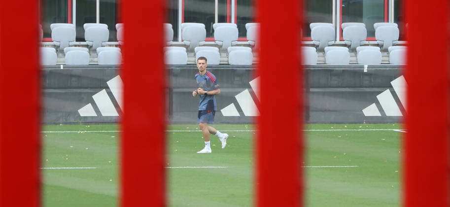 06.08.2026, FC Bayern Muenchen, Training, Saebenerstrasse Muenchen , Fussball, im Bild: Bryan Zaragoza (FC Bayern Muenchen) joggt *** August 6, 2026, FC Bayern Munich, Training, Säbenerstrasse, Munich, Soccer, Sports, Pictured: Bryan Zaragoza of FC Bayern Munich jogging