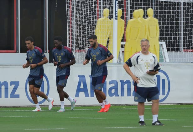 06.08.2026, FC Bayern Muenchen, Training, Saebenerstrasse Muenchen , Fussball, im Bild: Jamal Musiala (FC Bayern Muenchen), Alphons Davies (FC Bayern Muenchen), Ismael Saibari (FC Bayern Muenchen) joggen, Kondition Trainer Benjamin Sommer (FC Bayern Muenchen) *** August 6, 2026, FC Bayern Munich, Training, Säbenerstrasse, Munich, Soccer, Sports, Pictured: Jamal Musiala (FC Bayern Munich), Alphons Davies (FC Bayern Munich), Ismael Saibari (FC Bayern Munich) jogging, Fitness Coach Benjamin Sommer (FC Bayern Munich)