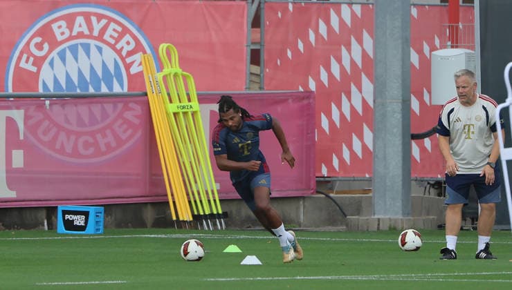 06.08.2026, FC Bayern Muenchen, Training, Saebenerstrasse Muenchen , Fussball, im Bild: Serge Gnabry (FC Bayern Muenchen) und Benjamin Sommer (FC Bayern Muenchen) *** August 6, 2026, FC Bayern Munich, Training, Säbenerstraße, Munich, Soccer, Sports, Pictured: Serge Gnabry (FC Bayern Munich) and Benjamin Sommer (FC Bayern Munich)