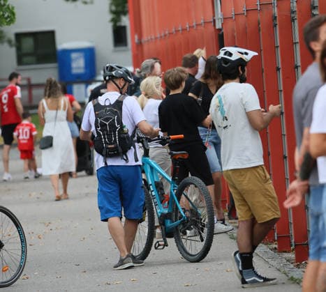 06.08.2026, FC Bayern Muenchen, Training, Saebenerstrasse Muenchen , Fussball, im Bild: Zahlreiche Fans wollen die Stars sehen *** August 6, 2026, FC Bayern Munich, Training, Säbenerstrasse, Munich, Soccer, Sports, Pictured: Numerous fans want to see the stars