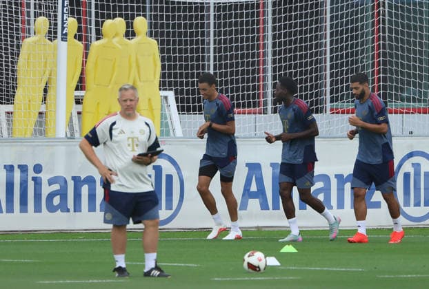06.08.2026, FC Bayern Muenchen, Training, Saebenerstrasse Muenchen , Fussball, im Bild: Viel joggen muss man wenn Benjamin Sommer (FC Bayern Muenchen) die Trainingseinheit leitet, Jamal Musiala (FC Bayern Muenchen), Alphons Davies (FC Bayern Muenchen) und Ismael Saibari (FC Bayern Muenchen) wissen es *** August 6, 2026, FC Bayern Munich, Training, Saebenerstrasse, Munich, soccer, sports, in the photo: You have to do a lot of jogging when Benjamin Sommer leads the FC Bayern Munich training session; Jamal Musiala (FC Bayern Munich), Alphons Davies (FC Bayern Munich), and Ismael Saibari (FC Bayern Munich) know this all too well