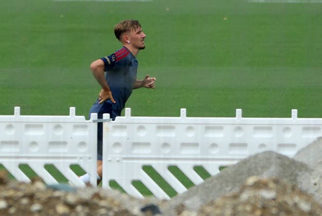 06.08.2026, FC Bayern Muenchen Training, Fussball, im Bild: Lennart Karl (FC Bayern Muenchen) joggt und fasst sich an den Ruecken *** August 6, 2026, FC Bayern Munich Training, Soccer, Sports; Pictured: Lennart Karl of FC Bayern Munich jogging and rubbing his back
