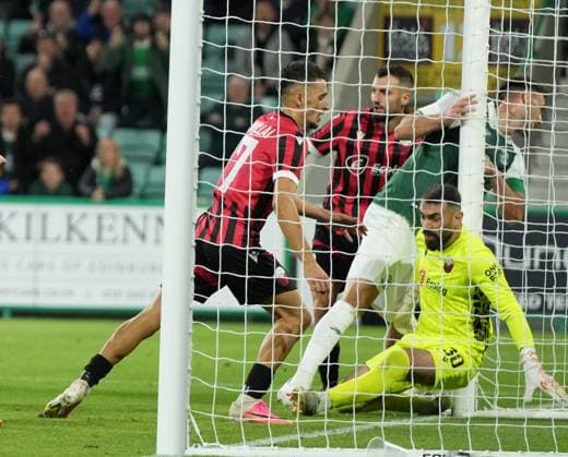 Warren O Hora of Hibernian scores from close range to give Hibernian s 2-1 lead. Hibernian v Shkendija, UEFA Conference League, 3rd Qualifying Round, Football, Easter Road, Edinburgh, Scotland, UK - 06 Aug 2026Edinburgh Easter Road United Kingdom  Copyright: xStuartxWallace Shutterstockx 17050173ba