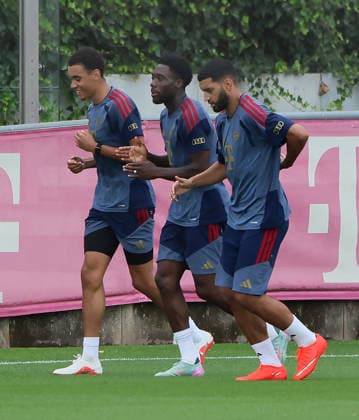 06.08.2026, FC Bayern Muenchen, Training, Saebenerstrasse Muenchen , Fussball, im Bild: Jamal Musiala (FC Bayern Muenchen), Alphons Davies (FC Bayern Muenchen) und Ismael Saibari (FC Bayern Muenchen) haben gute Laune *** August 6, 2026, FC Bayern Munich, Training, Säbenerstrasse, Munich, Soccer, Sports, Pictured: Jamal Musiala (FC Bayern Munich), Alphons Davies (FC Bayern Munich), and Ismael Saibari (FC Bayern Munich) are in good spirits