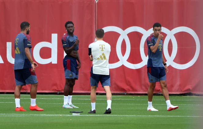 06.08.2026, FC Bayern Muenchen, Training, Saebenerstrasse Muenchen , Fussball, im Bild: Ismael Saibari (FC Bayern Muenchen), Alphons Davies (FC Bayern Muenchen), Simon Martinello (FC Bayern Muenchen) und Jamal Musiala (FC Bayern Muenchen) *** August 6, 2026, FC Bayern Munich, Training, Säbenerstrasse, Munich, Soccer, Sports, Pictured: Ismael Saibari (FC Bayern Munich), Alphons Davies (FC Bayern Munich), Simon Martinello (FC Bayern Munich), and Jamal Musiala (FC Bayern Munich)