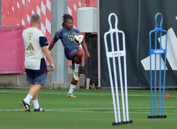06.08.2026, FC Bayern Muenchen, Training, Saebenerstrasse Muenchen , Fussball, im Bild: Benjamin Sommer (FC Bayern Muenchen) und Serge Gnabry (FC Bayern Muenchen) *** August 6, 2026, FC Bayern Munich, Training, Säbenerstrasse, Munich, Soccer, Sports, Pictured: Benjamin Sommer (FC Bayern Munich) and Serge Gnabry (FC Bayern Munich)