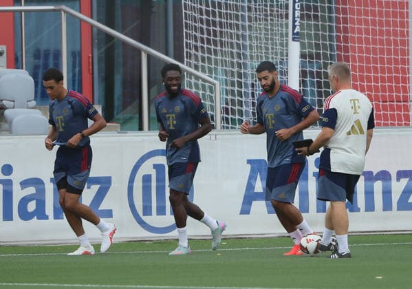 06.08.2026, FC Bayern Muenchen, Training, Saebenerstrasse Muenchen , Fussball, im Bild: Mit Benjamin Sommer (FC Bayern Muenchen) muss man vor dem Training viel joggen, Jamal Musiala (FC Bayern Muenchen), Alphons Davies (FC Bayern Muenchen) Ismael Saibari (FC Bayern Muenchen) wissen es *** August 6, 2026, FC Bayern Munich, Training, Säbenerstrasse, Munich, Soccer, Sports, Pictured with Benjamin Sommer; at FC Bayern Munich, you have to do a lot of jogging before training; Jamal Musiala, FC Bayern Munich; Alphons Davies, FC Bayern Munich; Ismael Saibari, FC Bayern Munich—they know it
