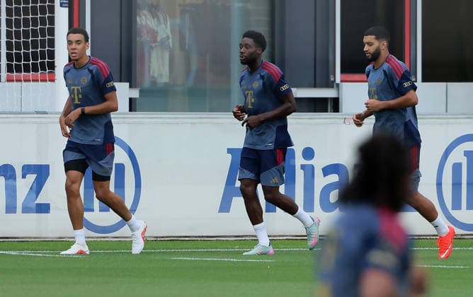 06.08.2026, FC Bayern Muenchen, Training, Saebenerstrasse Muenchen , Fussball, im Bild: Jamal Musiala (FC Bayern Muenchen), Alphons Davies (FC Bayern Muenchen), Ismael Saibari (FC Bayern Muenchen) und Serge Gnabry (FC Bayern Muenchen) joggen *** August 6, 2026, FC Bayern Munich, Training, Säbenerstraße, Munich, Soccer, Sports, Pictured: Jamal Musiala (FC Bayern Munich), Alphonso Davies (FC Bayern Munich), Ismael Saibari (FC Bayern Munich), and Serge Gnabry (FC Bayern Munich) jogging