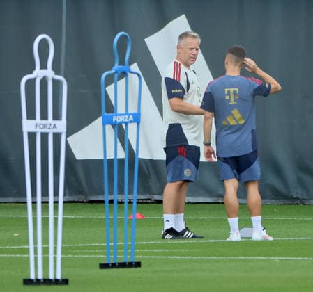 06.08.2026, FC Bayern Muenchen Training, Fussball, im Bild: Benjamin Sommer (FC Bayern Muenchen) und Bryan Zaragoza (FC Bayern Muenchen) *** August 6, 2026, FC Bayern Munich Training, Soccer, Sports, Pictured: Benjamin Sommer (FC Bayern Munich) and Bryan Zaragoza (FC Bayern Munich)