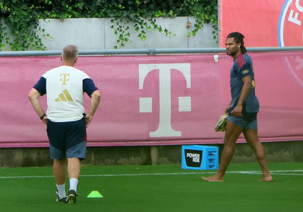 06.08.2026, FC Bayern Muenchen Training, Fussball, im Bild: Benjamin Sommer (FC Bayern Muenchen) und Serge Gnabry (FC Bayern Muenchen) *** August 6, 2026, FC Bayern Munich Training, Soccer, Sports, Pictured: Benjamin Sommer (FC Bayern Munich) and Serge Gnabry (FC Bayern Munich)
