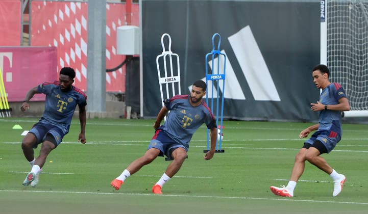 06.08.2026, FC Bayern Muenchen Training, Fussball, im Bild: Alphons Davies (FC Bayern Muenchen), Ismael Saibari (FC Bayern Muenchen) und Jamal Musiala (FC Bayern Muenchen) *** August 6, 2026, FC Bayern Munich Training, Soccer, Sports, Pictured: Alphons Davies (FC Bayern Munich), Ismael Saibari (FC Bayern Munich), and Jamal Musiala (FC Bayern Munich)