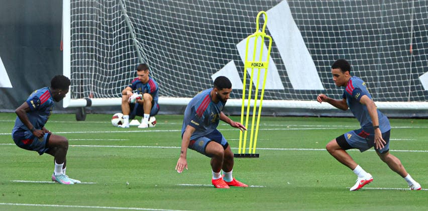 06.08.2026, FC Bayern Muenchen Training, Fussball, im Bild: Alphons Davies (FC Bayern Muenchen), Ismael Saibari (FC Bayern Muenchen) und Jamal Musiala (FC Bayern Muenchen), hinten ins Tor Bryan Zaragoza (FC Bayern Muenchen) *** August 6, 2026, FC Bayern Munich Training, Soccer, Sports, Pictured: Alphons Davies (FC Bayern Munich), Ismael Saibari (FC Bayern Munich), and Jamal Musiala (FC Bayern Munich); Bryan Zaragoza (FC Bayern Munich) in the background, heading toward the goal