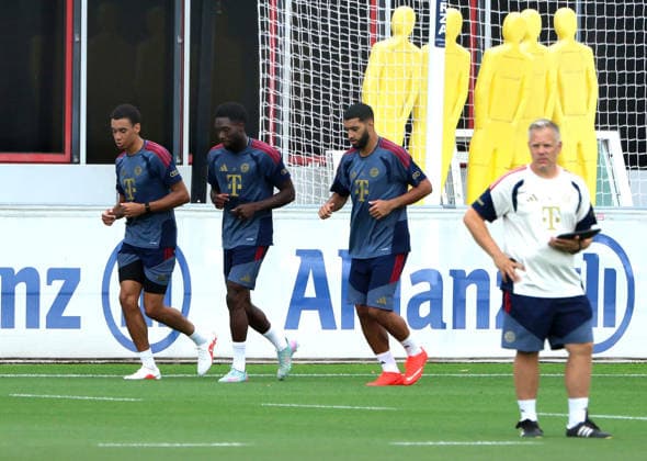 06.08.2026, FC Bayern Muenchen Training, Fussball, im Bild: Jamal Musiala (FC Bayern Muenchen), Alphons Davies (FC Bayern Muenchen), Ismael Saibari (FC Bayern Muenchen) und Benjamin Sommer (FC Bayern Muenchen) *** August 6, 2026, FC Bayern Munich Training, Soccer, Sports, Pictured: Jamal Musiala (FC Bayern Munich), Alphons Davies (FC Bayern Munich), Ismael Saibari (FC Bayern Munich), and Benjamin Sommer (FC Bayern Munich)