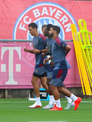 06.08.2026, FC Bayern Muenchen Training, Fussball, im Bild: Jamal Musiala (FC Bayern Muenchen), Alphons Davies (FC Bayern Muenchen), Simon Martinello (FC Bayern Muenchen) und Ismael Saibari (FC Bayern Muenchen) *** August 6, 2026, FC Bayern Munich Training, Soccer, Sports, Pictured: Jamal Musiala (FC Bayern Munich), Alphons Davies (FC Bayern Munich), Simon Martinello (FC Bayern Munich), and Ismael Saibari (FC Bayern Munich)
