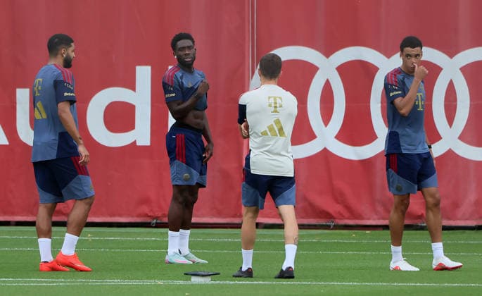 06.08.2026, FC Bayern Muenchen Training, Fussball, im Bild: Ismael Saibari (FC Bayern Muenchen),Alphons Davies (FC Bayern Muenchen), Simon Martinello (FC Bayern Muenchen) und Jamal Musiala (FC Bayern Muenchen) *** August 6, 2026, FC Bayern Munich Training, Soccer, Sports, Pictured: Ismael Saibari (FC Bayern Munich), Alphons Davies (FC Bayern Munich), Simon Martinello (FC Bayern Munich), and Jamal Musiala (FC Bayern Munich)