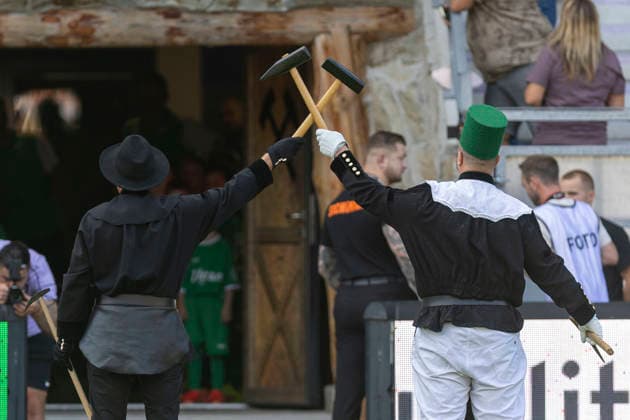 GER, Aue, Fussball, Regionalliga Nordost, 3. Spieltag, FC Erzgebirge Aue vs. BFC Dynamo im Bild v.l.: Bergleute in traditioneller Kleidung kreuzen die Haemmer als traditionelles Symbol fuer den Bergbau im Erzgebirge 06.08.2026, EINS Erzgebirgsstadion Aue DFB REGULATIONS PROHIBIT ANY USE OF PHOTOGRAPHS AS IMAGE SEQUENCES AND OR QUASI-VIDEO, *** GER, Aue, Soccer, Northeast Regional League, Matchday 3, FC Erzgebirge Aue vs. BFC Dynamo: In the photo, from left, miners in traditional clothing cross their hammers—a traditional symbol of mining in the Ore Mountains—August 6, 2026, EINS Erzgebirgsstadion, Aue. DFB regulations prohibit any use of photographs as image sequences and or quasi-video, Copyright: HMBxMedia PaulxFritz