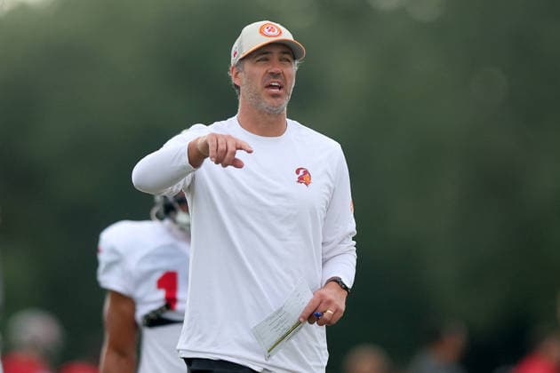 TAMPA, FL - AUGUST 06: Tampa Bay Buccaneers Offensive Coordinator Zac Robinson gives instructions during Training Camp on August 06, 2026 at the AdventHealth Training Center at One Buccaneer Place in Tampa, Florida. (Photo by Cliff Welch Icon Sportswire) NFL, American Football Herren, USA AUG 06 Tampa Bay Buccaneers Training Camp EDITORIAL USE ONLY Icon357260806003
