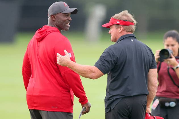 TAMPA, FL - AUGUST 06: Tampa Bay Buccaneers Head Coach Todd Bowles speaks with former Tampa Bay Buccaneers Super Bowl winning Head Coach Jon Gruden during Training Camp on August 06, 2026 at the AdventHealth Training Center at One Buccaneer Place in Tampa, Florida. (Photo by Cliff Welch Icon Sportswire) NFL, American Football Herren, USA AUG 06 Tampa Bay Buccaneers Training Camp EDITORIAL USE ONLY Icon357260806008