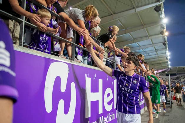GER, Aue, Fussball, Regionalliga Nordost, 3. Spieltag, FC Erzgebirge Aue vs. BFC Dynamo im Bild v.l.: Maxim Burghardt (FC Erzgebirge Aue 21), nach Abpfiff bei den Fans 06.08.2026, EINS Erzgebirgsstadion Aue DFB REGULATIONS PROHIBIT ANY USE OF PHOTOGRAPHS AS IMAGE SEQUENCES AND OR QUASI-VIDEO, *** GER, Aue, Soccer, Northeast Regional League, Matchday 3, FC Erzgebirge Aue vs. BFC Dynamo (pictured, from left: Maxim Burghardt, FC Erzgebirge Aue 21), celebrating with fans after the final whistle, August 6, 2026, EINS Erzgebirgsstadion Aue DFB REGULATIONS PROHIBIT ANY USE OF PHOTOGRAPHS AS IMAGE SEQUENCES AND OR QUASI-VIDEO, Copyright: HMBxMedia PaulxFritz