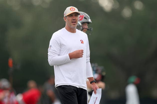 TAMPA, FL - AUGUST 06: Tampa Bay Buccaneers Offensive Coordinator Zac Robinson gives instructions during Training Camp on August 06, 2026 at the AdventHealth Training Center at One Buccaneer Place in Tampa, Florida. (Photo by Cliff Welch Icon Sportswire) NFL, American Football Herren, USA AUG 06 Tampa Bay Buccaneers Training Camp EDITORIAL USE ONLY Icon357260806011