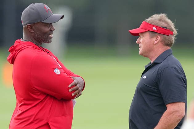 TAMPA, FL - AUGUST 06: Tampa Bay Buccaneers Head Coach Todd Bowles speaks with former Tampa Bay Buccaneers Super Bowl winning Head Coach Jon Gruden during Training Camp on August 06, 2026 at the AdventHealth Training Center at One Buccaneer Place in Tampa, Florida. (Photo by Cliff Welch Icon Sportswire) NFL, American Football Herren, USA AUG 06 Tampa Bay Buccaneers Training Camp EDITORIAL USE ONLY Icon357260806017