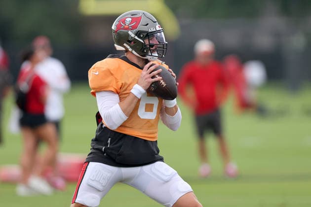 TAMPA, FL - AUGUST 06: Tampa Bay Buccaneers Quarterback Baker Mayfield (6) goes thru drills during Training Camp on August 06, 2026 at the AdventHealth Training Center at One Buccaneer Place in Tampa, Florida. (Photo by Cliff Welch Icon Sportswire) NFL, American Football Herren, USA AUG 06 Tampa Bay Buccaneers Training Camp EDITORIAL USE ONLY Icon357260806019