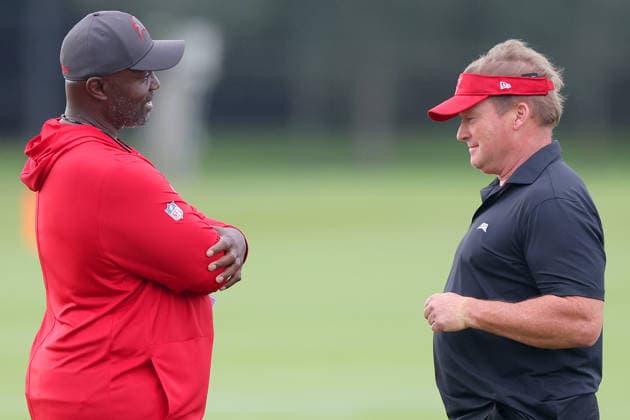TAMPA, FL - AUGUST 06: Tampa Bay Buccaneers Head Coach Todd Bowles speaks with former Tampa Bay Buccaneers Super Bowl winning Head Coach Jon Gruden during Training Camp on August 06, 2026 at the AdventHealth Training Center at One Buccaneer Place in Tampa, Florida. (Photo by Cliff Welch Icon Sportswire) NFL, American Football Herren, USA AUG 06 Tampa Bay Buccaneers Training Camp EDITORIAL USE ONLY Icon357260806023