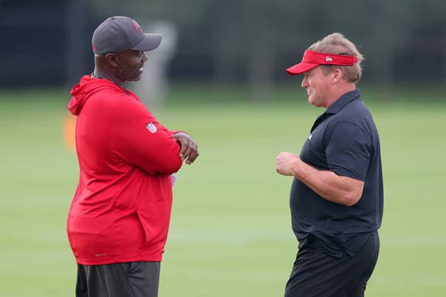 TAMPA, FL - AUGUST 06: Tampa Bay Buccaneers Head Coach Todd Bowles speaks with former Tampa Bay Buccaneers Super Bowl winning Head Coach Jon Gruden during Training Camp on August 06, 2026 at the AdventHealth Training Center at One Buccaneer Place in Tampa, Florida. (Photo by Cliff Welch Icon Sportswire) NFL, American Football Herren, USA AUG 06 Tampa Bay Buccaneers Training Camp EDITORIAL USE ONLY Icon357260806024