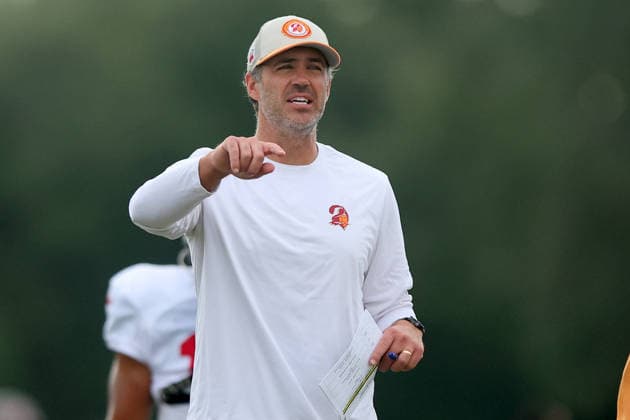 TAMPA, FL - AUGUST 06: Tampa Bay Buccaneers Offensive Coordinator Zac Robinson gives instructions during Training Camp on August 06, 2026 at the AdventHealth Training Center at One Buccaneer Place in Tampa, Florida. (Photo by Cliff Welch Icon Sportswire) NFL, American Football Herren, USA AUG 06 Tampa Bay Buccaneers Training Camp EDITORIAL USE ONLY Icon357260806026