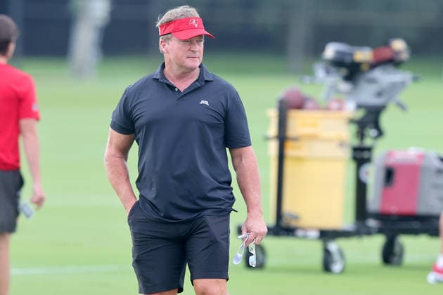 TAMPA, FL - AUGUST 06: Tampa Bay Buccaneers Former Head Coach Jon Gruden watches the action on the field during Training Camp on August 06, 2026 at the AdventHealth Training Center at One Buccaneer Place in Tampa, Florida. (Photo by Cliff Welch Icon Sportswire) NFL, American Football Herren, USA AUG 06 Tampa Bay Buccaneers Training Camp EDITORIAL USE ONLY Icon357260806030