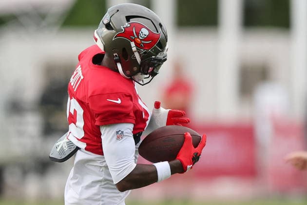 TAMPA, FL - AUGUST 06: Tampa Bay Buccaneers Defensive Back Keionte Scott (22) goes thru drills during Training Camp on August 06, 2026 at the AdventHealth Training Center at One Buccaneer Place in Tampa, Florida. (Photo by Cliff Welch Icon Sportswire) NFL, American Football Herren, USA AUG 06 Tampa Bay Buccaneers Training Camp EDITORIAL USE ONLY Icon357260806032